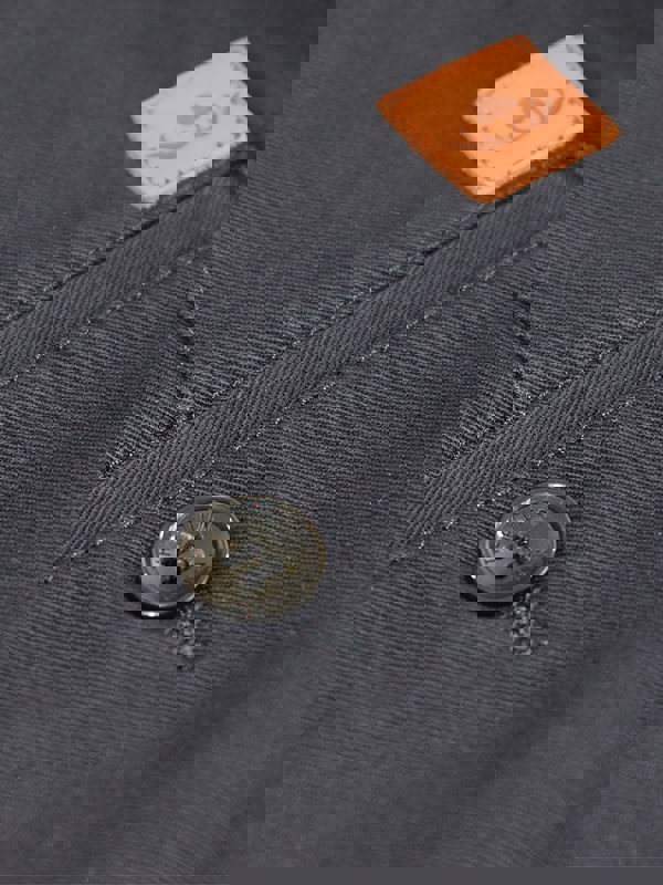 Real horn buttons in chino shorts