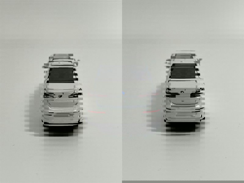 Mini GT BMW I7 xDrive60 Mineral White LHD 1:64 Mini GT MGT00819L