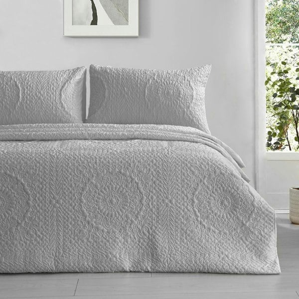 Intimates Winchester Pinsonic Quilted Luxury Bedspread Set