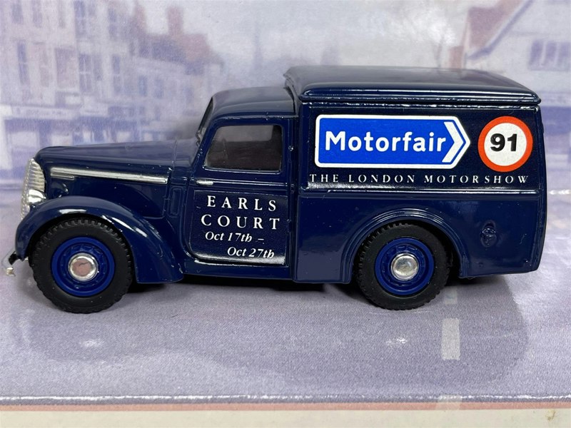 MCSlots Commer 8 CWT Van 1948 Motorfair The London Motorshow 1:43 The Dinky Collection DY8BD S3