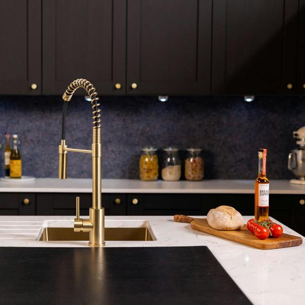 Flode Fjädra | Pull Out Kitchen Sink Mixer Tap | Spring Style Mixer Tap | Brushed Brass | Square Head