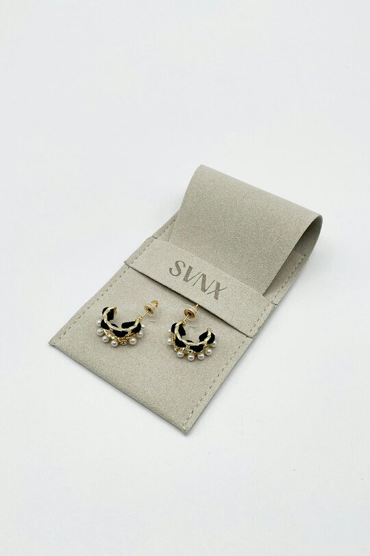 SVNX Pearl & Noir Chain Double Hoop Earrings in Gold