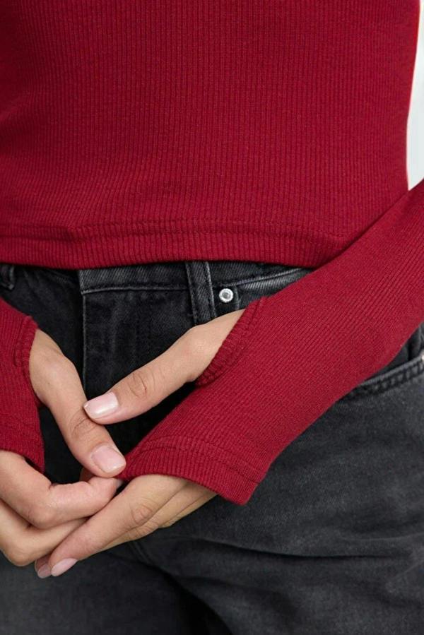 WOVCOR Fitted Turtleneck Knit Blouse with Finger Detail