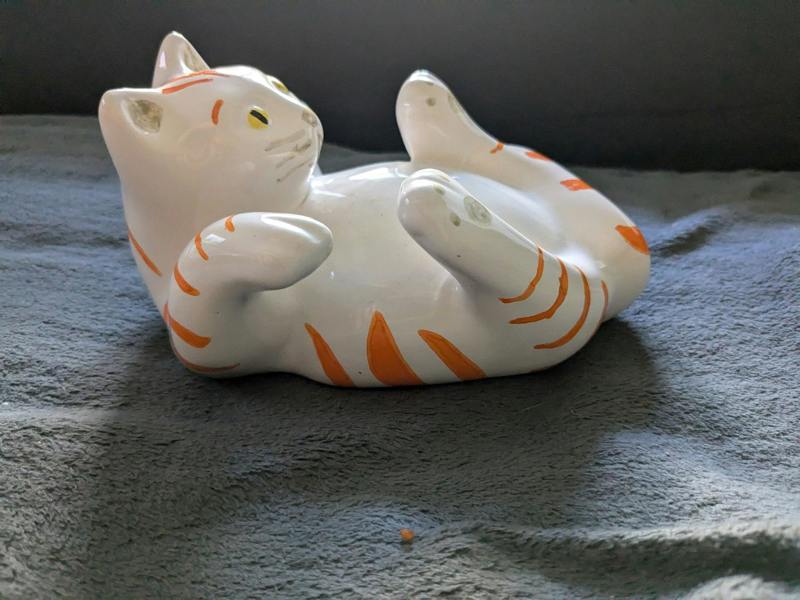 Bundled Gifts ceramic cat ornamant gift wall, free standing