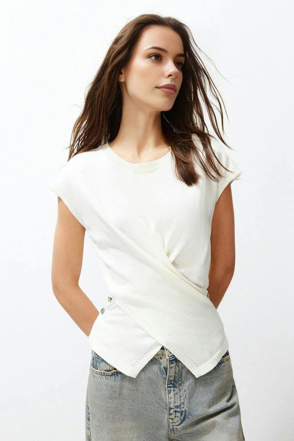 Fitted Crew Neck Short Sleeve Knit Blouse