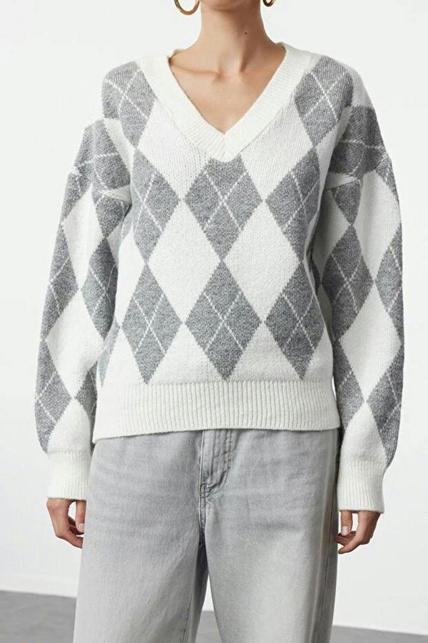 WOVCOR Soft-Textured V-Neck Argyle Pattern Knit Sweater