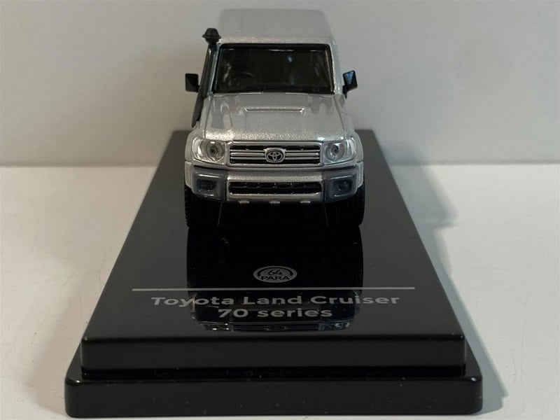 toyota land cruiser 76 silver pearl 1:64 scale paragon 65312r