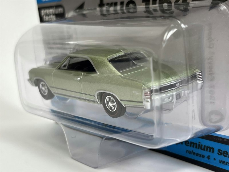 Autoworld 1967 Chevy Chevelle SS 396 Mountain Green Poly 1:64 Autoworld AW64382B