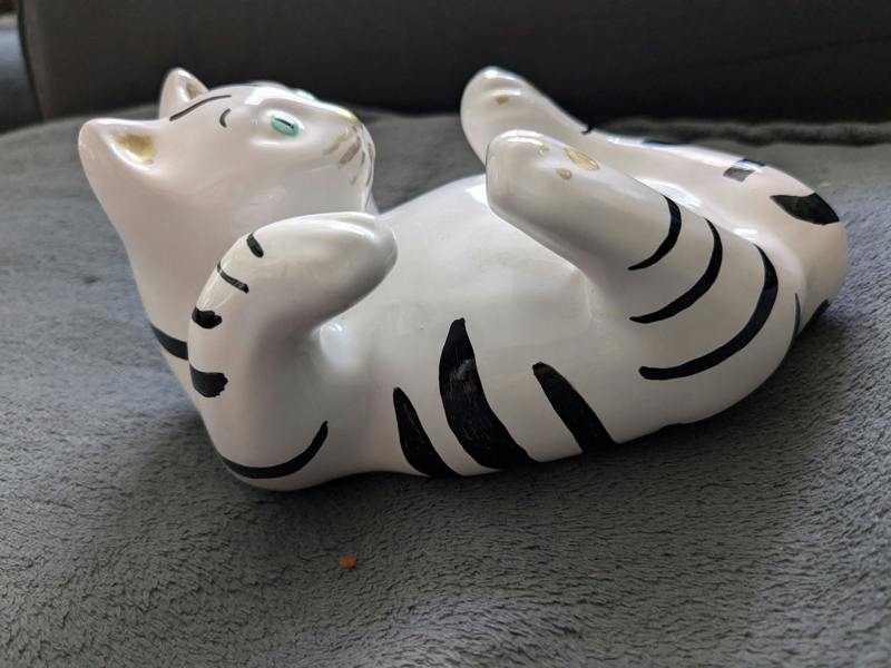 Bundled Gifts ceramic cat ornamant gift wall, free standing
