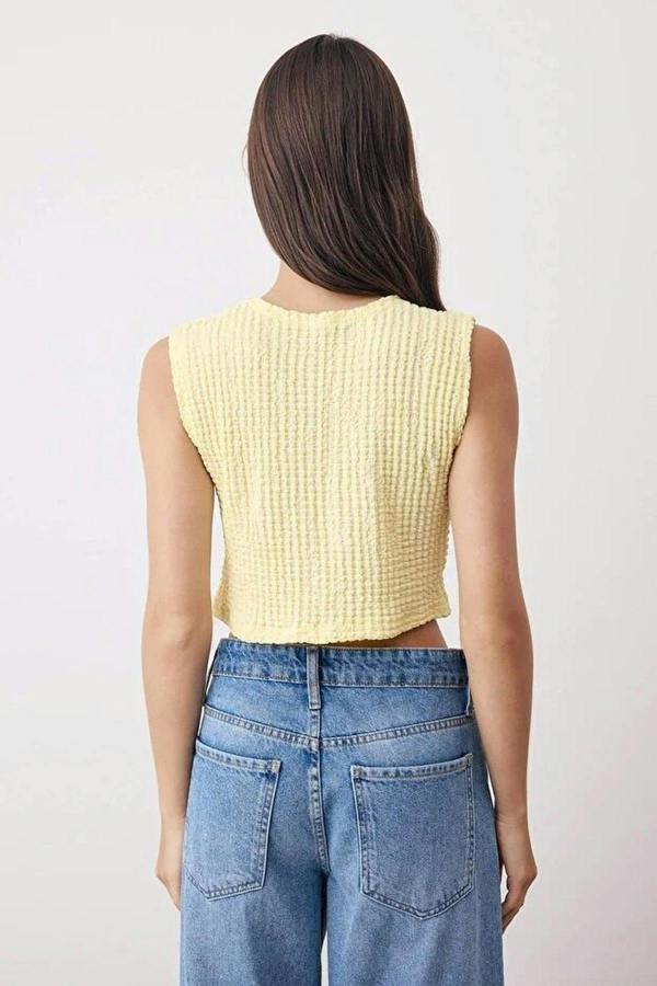 WOVCOR Textured Buttoned Crop Stretch Knit Vest