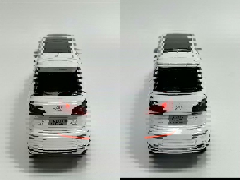 Tayumo Audi Q5 White LHD Light and Sound 1:32 Scale - 32140023