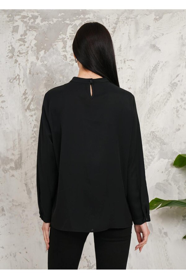 Hoxton Gal Relaxed Fit Long Sleeves Brooch Detailed Blouse in Black
