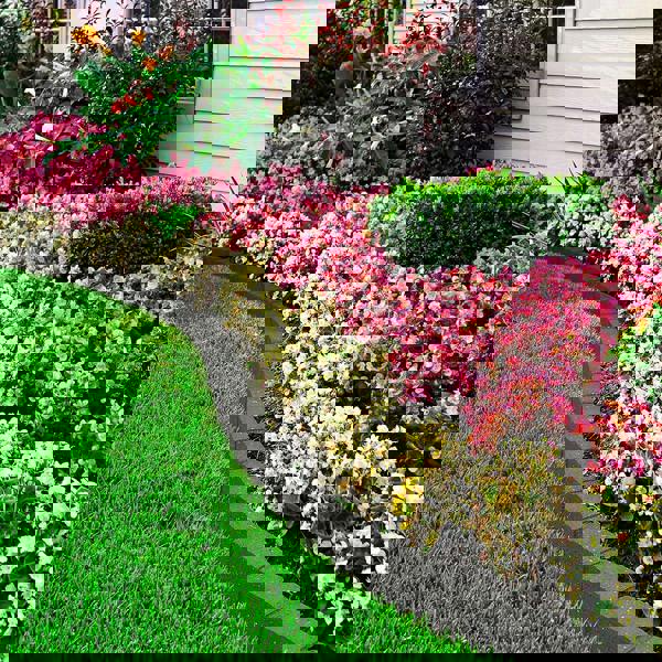 Nicoman decorative recycled rubber garden lawn edging border.