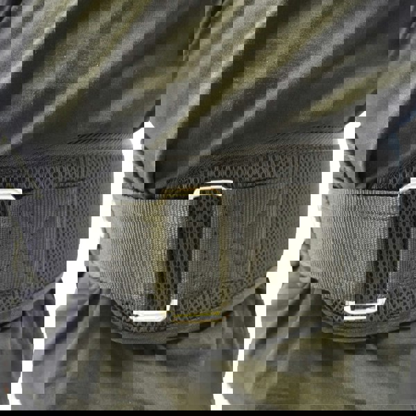 D ring buckle on black powerlifting belt