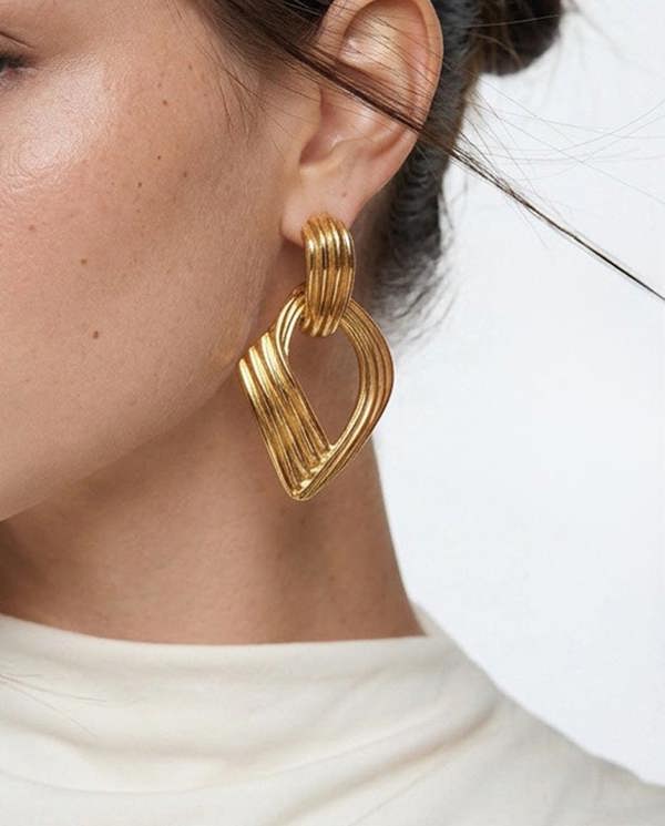 Elk & Bloom Large Thick 14K Gold Ribbed Drop Hoop Studs