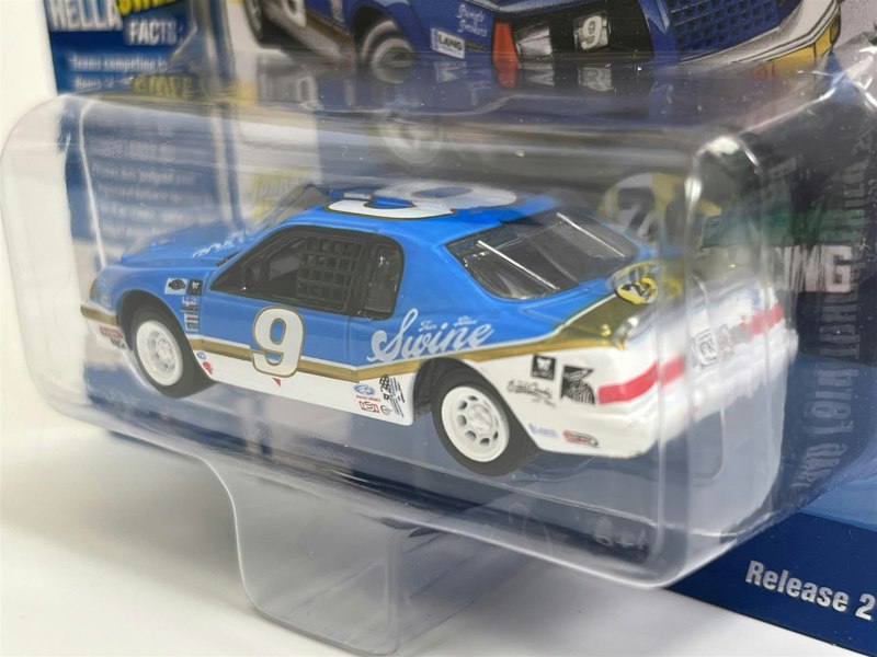 Johnny Lightning 1986 Ford Thunderbird Stock Car Bright Blue with Gold and White 1:64 JLSF024B