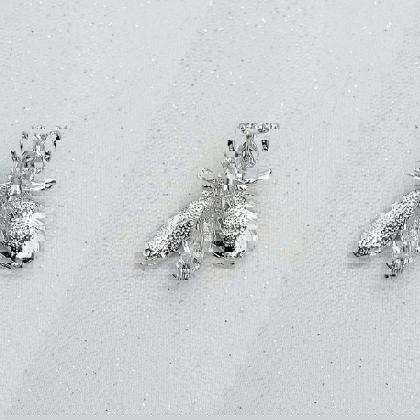 bee brooch in silver with pearl back