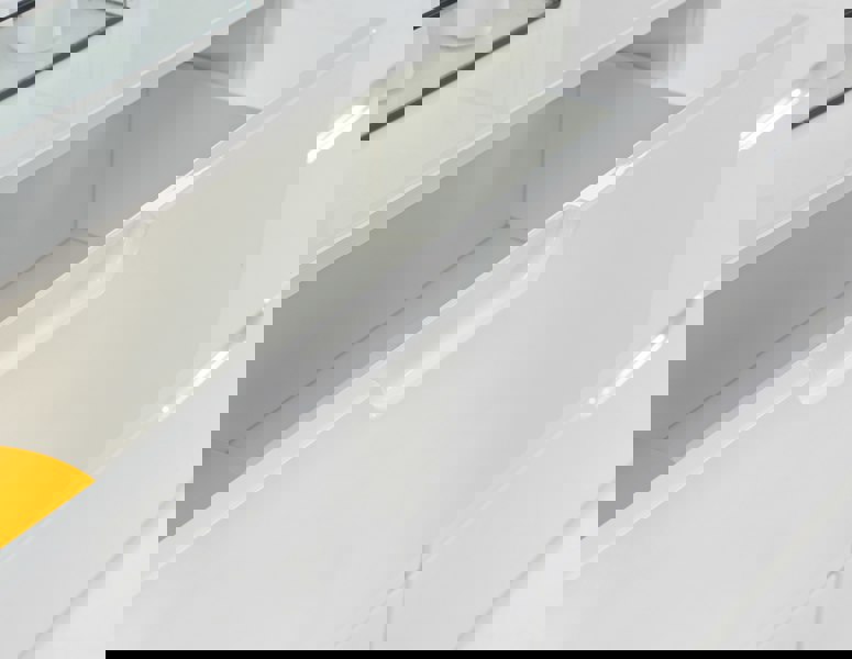 Furniture To Go Sienna Wide Chest of 4 Drawers and 2 Doors in White/White High Gloss