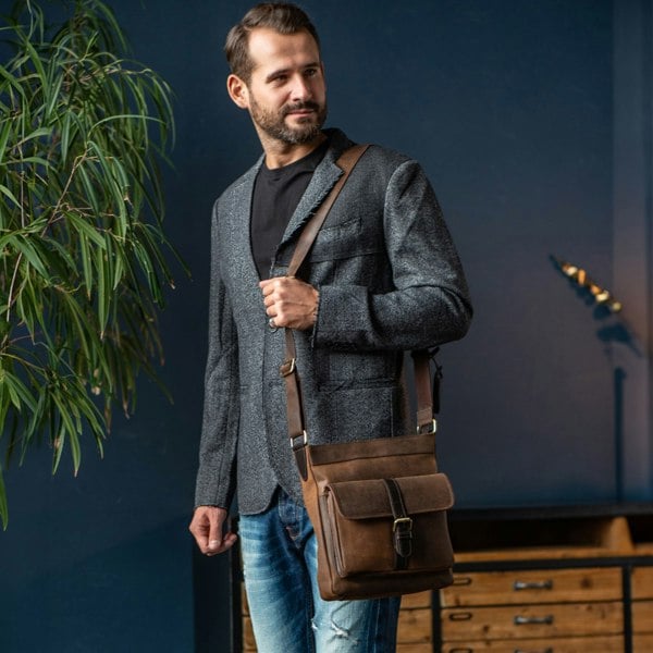 Ashwood Vintage Oily Hunter Leather Travel Bag Brown: Doug