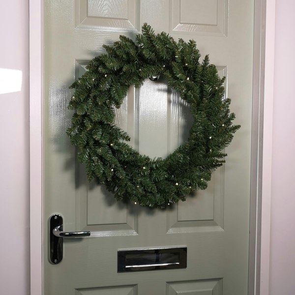 Samuel Alexander 60cm Plain Green Christmas Wreath with 50 Warm White LEDs and 160 Bullet Tips
