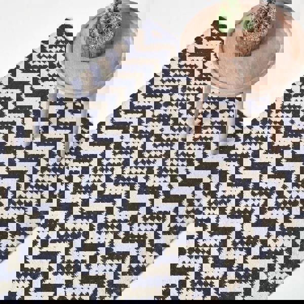 HOMESCAPES Casablanca Handwoven Zig Zag Pattern Dark Blue and White Cotton Kilim Rug