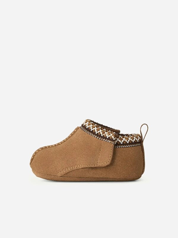 UGG Baby Tasman and Lovey Gift Set in Chestnut