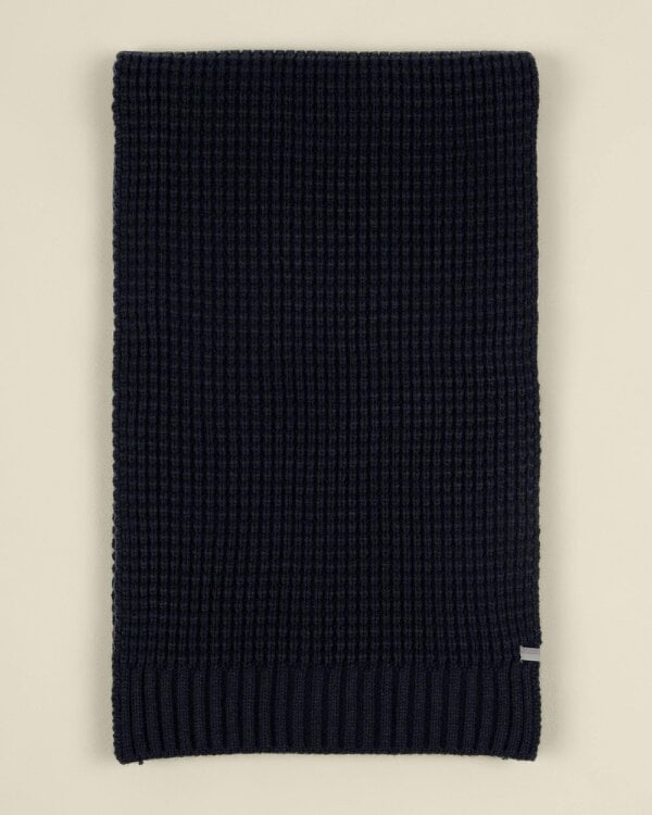 Larsson & Co Haldan – Navy Waffle Knit Beanie & Scarf Box