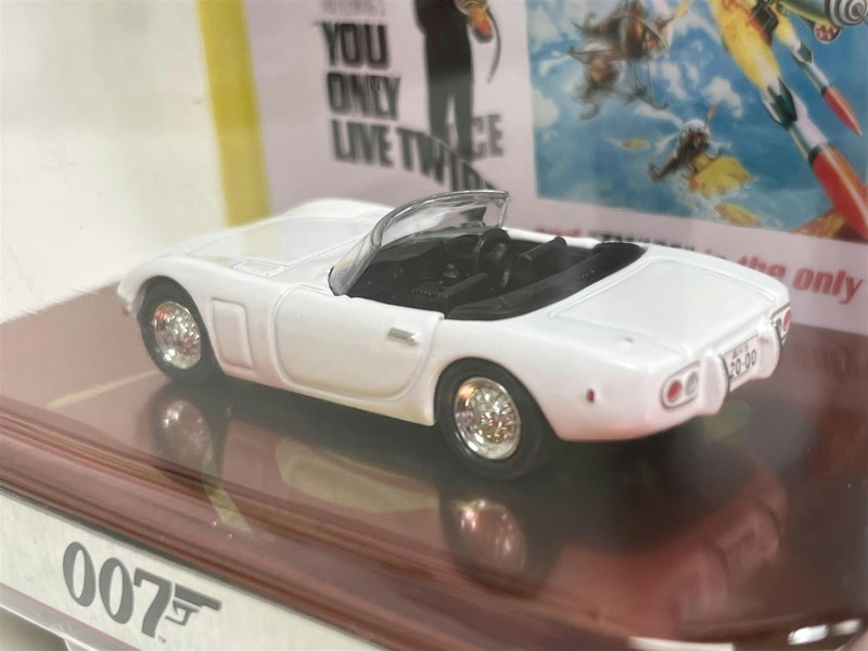 Johnny Lightning James Bond 007 1967 Toyota 2000 GT 1:64 Scale JLDR017