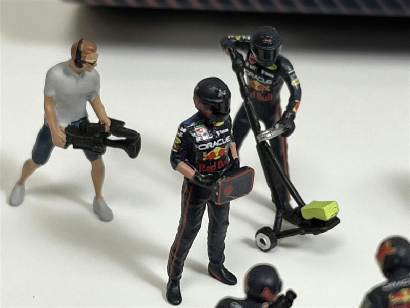 Mini GT Sergio Perez Red Bull RB18#11 2022 Abu Dhabi GP Pit Crew Set 1:64 Mini GT MGTS0008