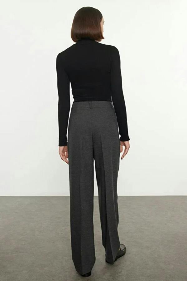 Hoxton Gal Straight-Cut Pleated Woven Trousers