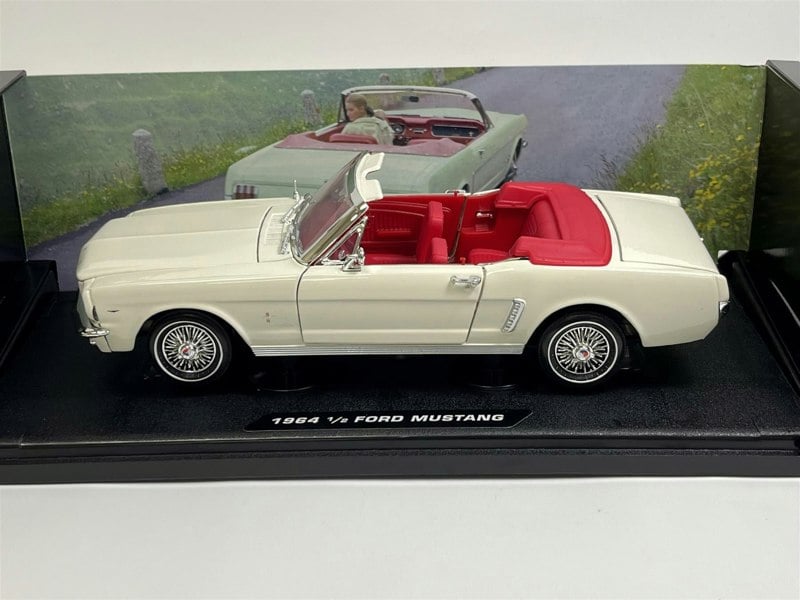 Motor Max James Bond 007 Goldfinger 1964 Ford Mustang Convertible 1:18 Motor Max 79833