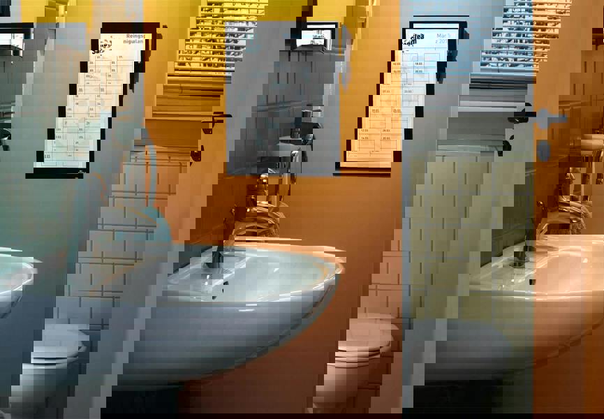 Durable DURAFRAME NOTE Adhesive Magnetic Document Frame + Pen Holder | A4 Black