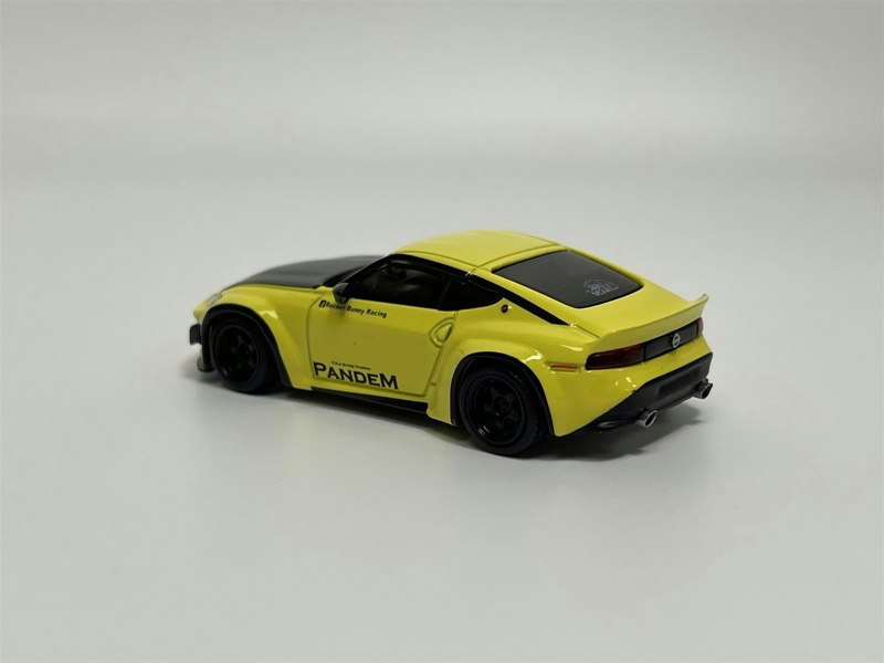 Mini GT Nissan Z Pandem Ikazuchi Yellow LHD 1:64 Mini GT MGT00752L