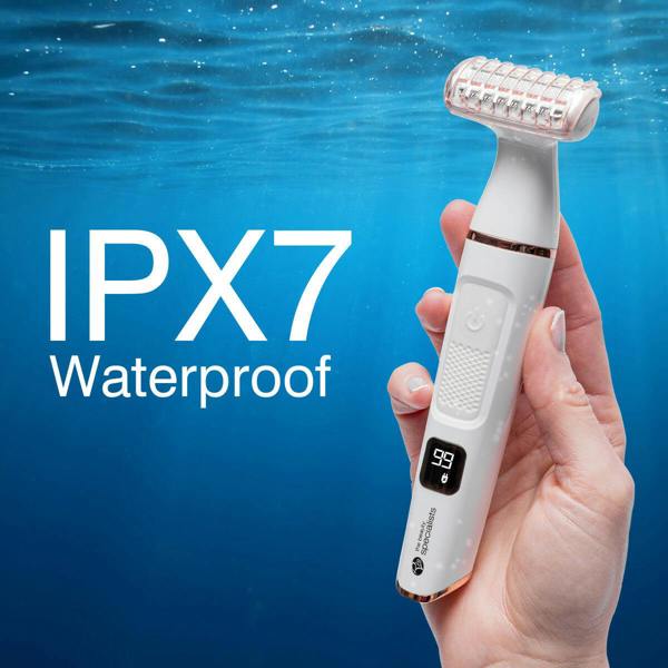 The Lady Shaver Bikini Trimmer being held underwater, illustrating its IPX7 waterproof rating. This demonstrates the device’s ability to be safely used and cleaned in water, perfect for both wet and dry use.