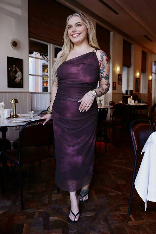 WOVCOR One-Sleeve Body-Fitting Accessory Detail Tulle Stretch Knit Pencil Dress