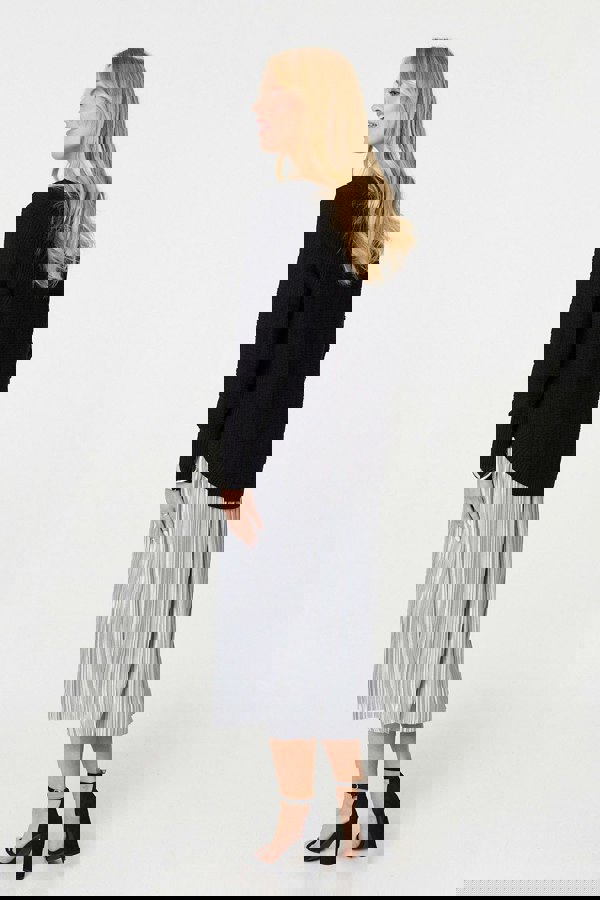 Black | Textured V-Neck Relaxed Curve Hem Jumper
