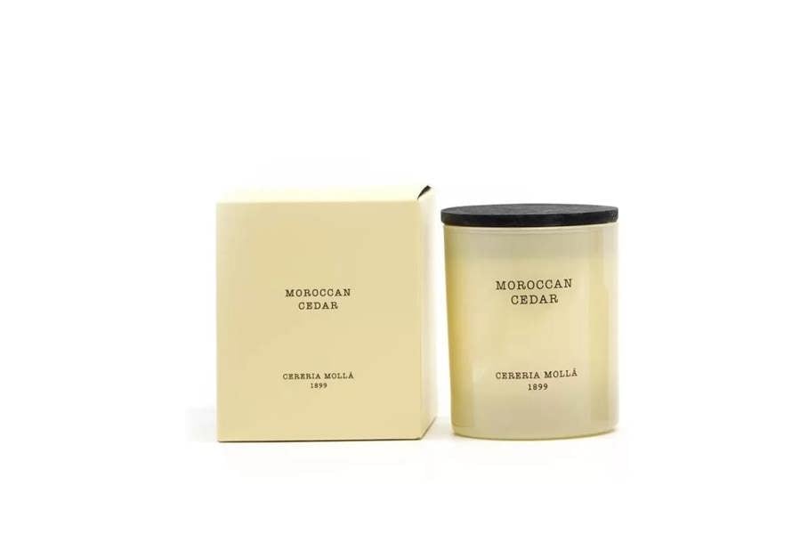  An addictive and captivating fragrance of spicy, woody and sweet mixtures 