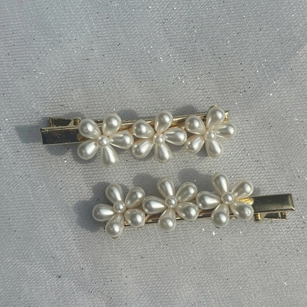 Pearl hair grips, set of 2 gold tone alligator clips, long flower design with white faux pearl petals, elegant vintage inspired accessories, decorative hair clips for fine hair, chic stylish gift for her
