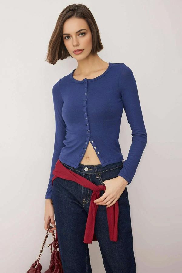 WOVCOR Full Front Snap Fitted Knit Blouse