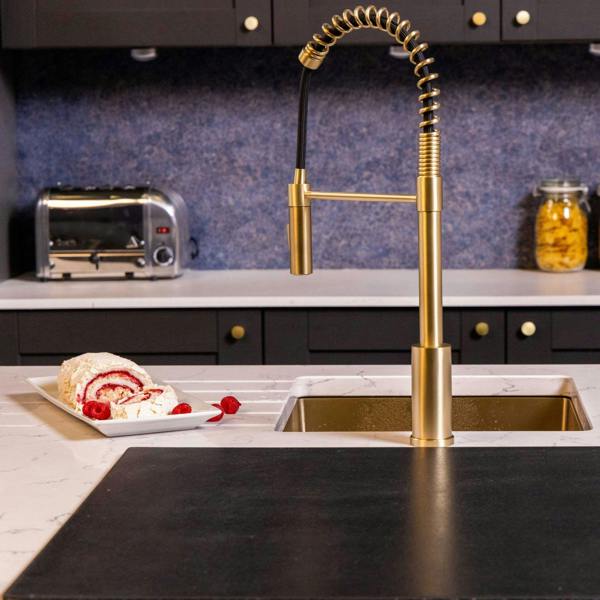 Flode Fjädra | Pull Out Kitchen Sink Mixer Tap | Spring Style Mixer Tap | Brushed Brass | Square Head