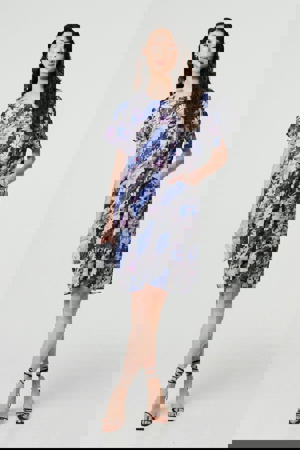 Blue | Floral Short Sleeve Knee Length Shift Dress : Model is 5'9"/175 cm and wears UK8/EU36/US4/AUS8
