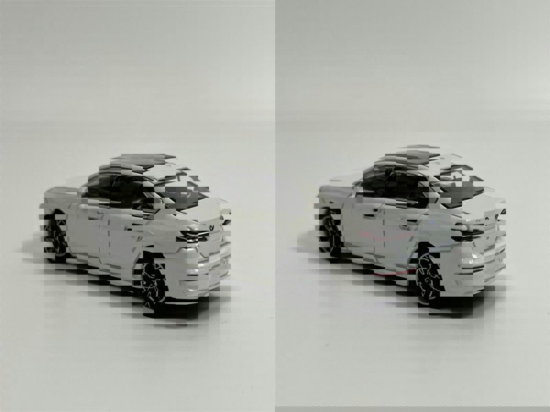 Mini GT BMW I7 xDrive60 Mineral White LHD 1:64 Mini GT MGT00819L