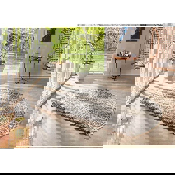 The Rugs Outdoor-Indoor Reversible Round Rug: Versatility