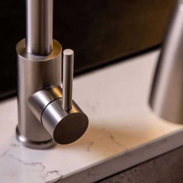 Flode Fjädra | Pull Out Kitchen Sink Mixer Tap | Spring Style Mixer Tap | Brushed Steel | Oval Head