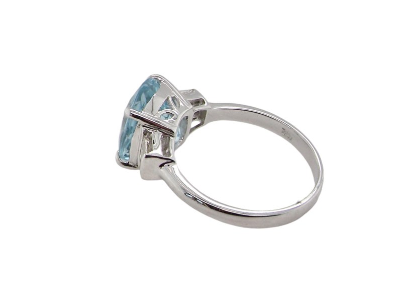 An Aquamarine and Diamond ring side view