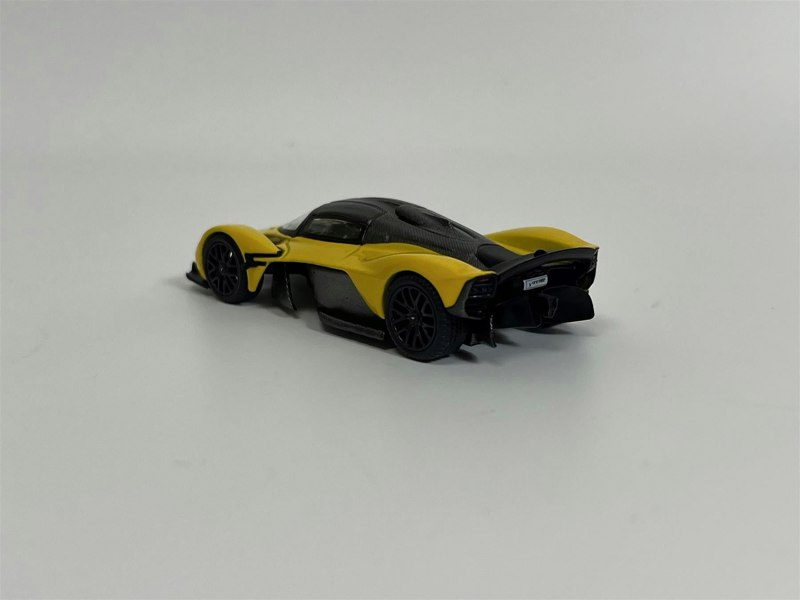 Mini GT Aston Martin Valkyrie Sunburst Yellow 1:64 Mini GT MGT00744L