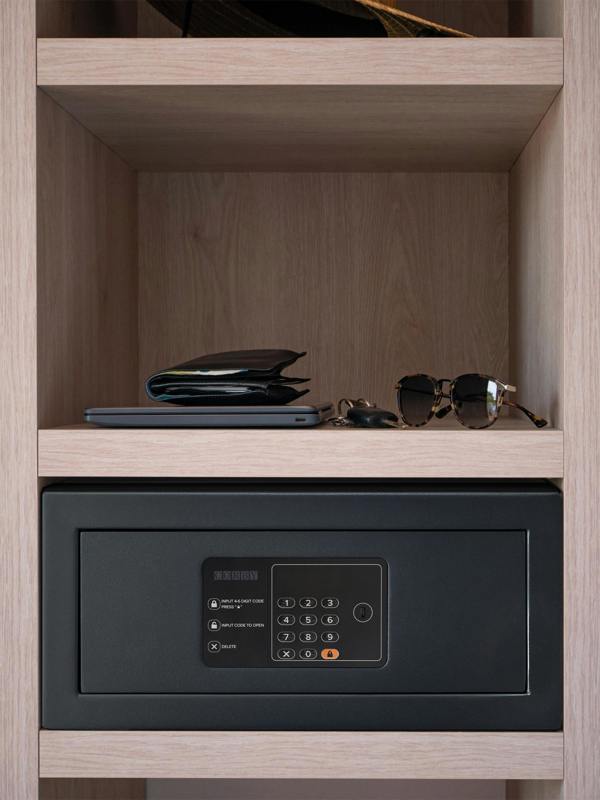 Corby 15" Westminster Digital Laptop Safe in Black