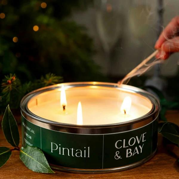 A warm, spiced scent balanced with aromatic bay