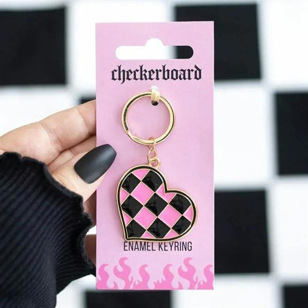 Heart enamel keyring with checkerboard pattern in black and pink on gold ring