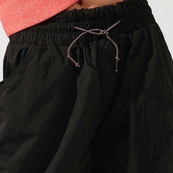 Lorna Jane Alpha Paperbag Waist 3/4 Shorts in Black